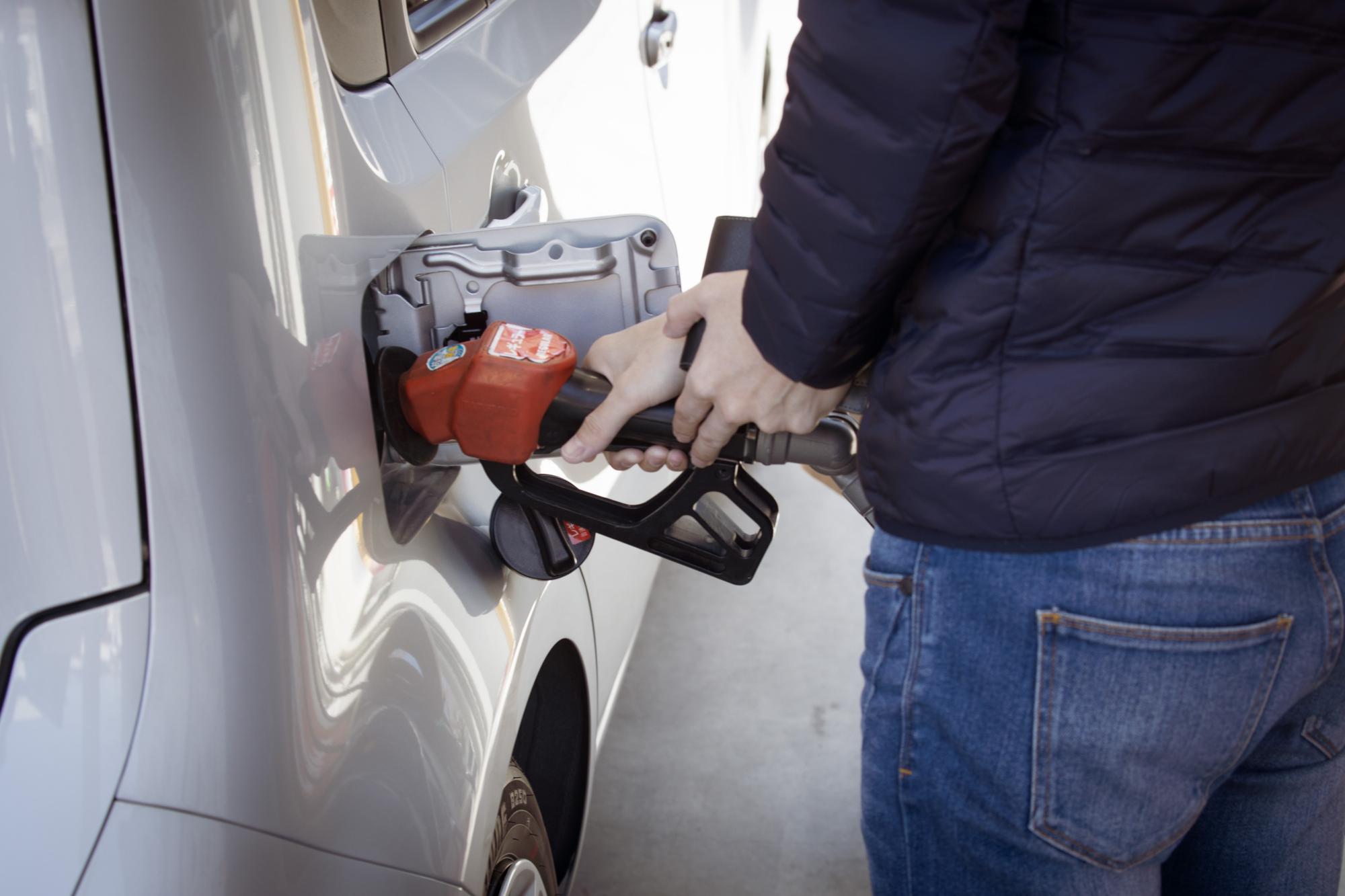 Filling gas tank